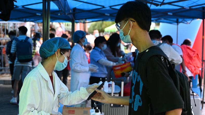 被围观的“脆皮”大学生,为什么引发了广泛共鸣?